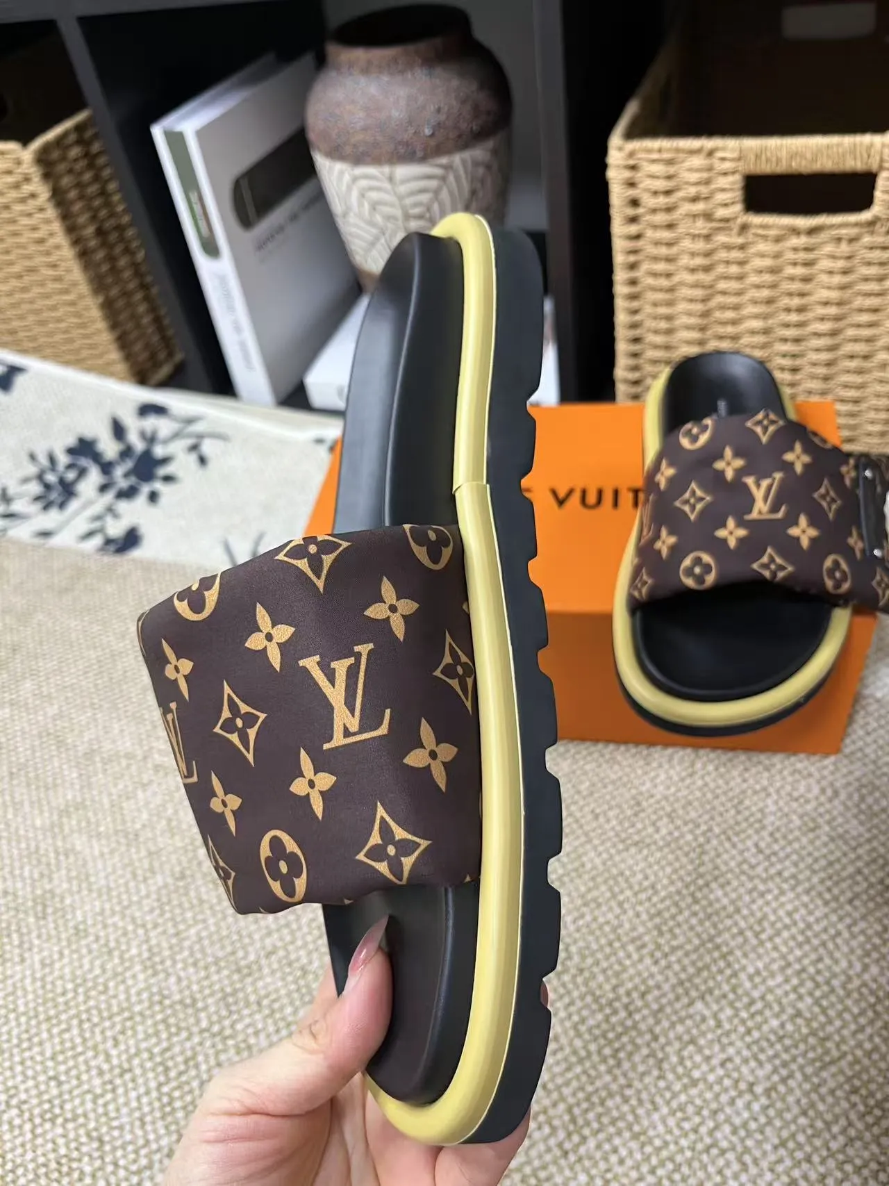 P340 yuan LV Louis Vuitton Full of high-end feel! A popular model among bloggers at home and abroad, it’s retro and fashionable, and looks stunning on your feet! Mainly recommended model on the official website★ ━━━━━ ЅᏇєєt ━━━━━ ▪️Upper: original calfskin ➕5D printing process ▪️Inner: imported mixed sheepskin ▪️Outsole: original molded foam outsole ▪️Size: Female 35-40 Men's 39-44 (women's 41 men's 45)
